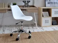 Krzesło obrotowe regulowane LUIS MOVE białe - w aranżacji z biurkiem ESLOV