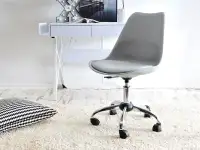 Krzesło biurowe na kółkach LUIS MOVE szare - w aranżacji z biurkiem BORAS