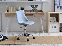 Krzesło biurowe na kółkach LUIS MOVE szare - w aranżacji z biurkiem ESLOV
