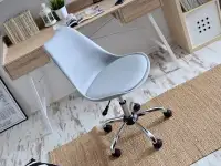 Krzesło biurowe na kółkach LUIS MOVE szare - w aranżacji z biurkiem ESLOV