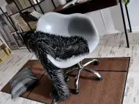 Fotel regulowany na kółkach MPA MOVE szary - w aranzacji z biurkiem LUND