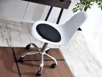 Krzesło regulowane do biura MPC MOVE białe -  w aranżacji z biurkiem LUND