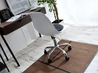 Krzesło regulowane do biura MPC MOVE białe -  w aranżacji z biurkiem LUND