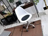 Krzesło regulowane do biura MPC MOVE białe - w aranżacji z biurkiem LUND