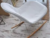 Fotel bujany pikowany MPC ROC TAP biały - w aranzacji