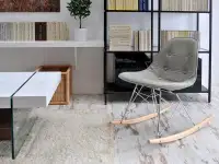 Krzesło tapicerowane na płozach MPC ROC TAP szare - w aranżacji