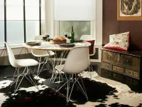 Krzesło z tworzywa MPC ROD białe - aranżacja ze stołem TORNADO.