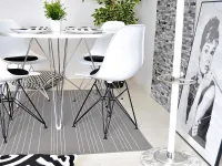 Krzesło z tworzywa MPC ROD białe - aranżacja ze stołem DIAMOND.