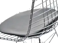 Chromowane krzesło druciane MPC WIRE ROD - widok szczegółowy na oparcie z tyłu