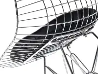 Chromowane krzesło druciane MPC WIRE ROD - widok szczegółowy na podstawę