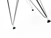 Chromowane krzesło druciane MPC WIRE ROD - stopki z tworzywa dla ochrony podłogi