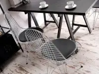 Chromowane krzesło druciane MPC WIRE ROD - aranżacja