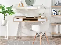 Nowoczesne biurko pod komputer GAVLE biale-sonoma - w aranżacji z regałami TOWER i fotelem SUNDS