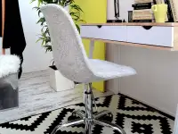 Obrotowe krzesło tapicerowane MOP MOVE TAP szare - w aranżacji z biurkiem LUND