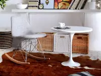 Fotel bujany tapicerowany tkaniną MPC ROC TAP szary  - w aranżacji ze stolikiem CROCUS