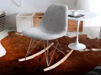 Fotel bujany tapicerowany tkaniną MPC ROC TAP szary  - w aranżacji ze stolikiem CROCUS