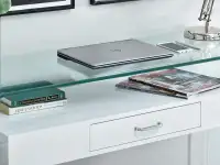 Biurko ze szkła z półką OPAL białe - charakterystyczne detale