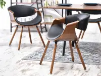 Krzesło vintage ze skóry ekologicznej BENT orzech-czarny - w aranżacji ze stołem ISOLA i regałami GEFION