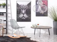 Bujane krzesło na metalowych nóżkach MPC ROC dymione - w aranżacji ze stolikiem kawowym FJORD