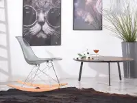 Bujane krzesło na metalowych nóżkach MPC ROC dymione - w aranżacji ze stolikiem kawowym FJORD