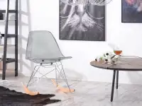 Bujane krzesło na metalowych nóżkach MPC ROC dymione -  w aranżacji ze stolikiem kawowym FJORD