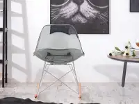Bujane krzesło na metalowych nóżkach MPC ROC dymione - w aranżacji ze stolikiem kawowym FJorD