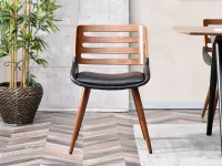 Drewniane krzesło tapicerowane z oparciem KANSAS - przód w aranżacji