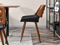 Drewniane krzesło tapicerowane z oparciem KANSAS - profil w aranżacji