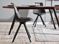 Krzesło stołowe do kuchni LUIS ROT czarno-czarne - profil krzesła w aranżacji