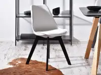 Nowoczesne krzesło kuchenne LUIS WOOD biało-czarne - profil krzesła w aranżacji