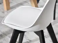 Nowoczesne krzesło kuchenne LUIS WOOD biało-czarne - miękki pad
