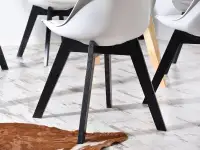 Nowoczesne krzesło kuchenne LUIS WOOD biało-czarne - drewniana noga