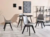 Krzesło na czarnej nodze LUIS WOOD szaro-czarne - w aranżacji ze stołem TILIA