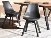 Krzesło z oparciem LUIS WOOD czarno-czarne - przód krzesła w aranżacji