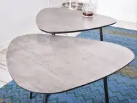 Komplet stolików w oryginalnym kształcie ROSIN beton-czerń - zbliżenie na interesujący kolor blatu