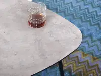 Komplet stolików w oryginalnym kształcie ROSIN beton-czerń - charakterystyczna barwa