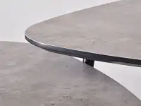 Komplet stolików w oryginalnym kształcie ROSIN beton-czerń - widok na blaty