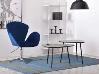 Designerski stolik do salonu ROSIN S beton-czerń - w aranżacji z fotelem SWAN w kolorze granatowym