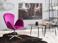 Zestaw stolików kawowych ROSIN XL beton + ROSIN S orzech - w aranżacji z fotelem SWAN