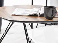 Nowoczesny komplet stolików PENTA XL orzech + PENTA S biała - zbliżenie na stolik PENTA XL w kolorze orzechowym