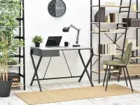 Małe designerskie biurko loftowe DESIGNO BETON-CZARNE - w aranżacji z regałem TOWER i GEFION oraz krzesłem SKAL