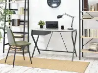 Małe designerskie biurko loftowe DESIGNO BETON-CZARNE - w aranżacji z regałem TOWER i GEFION oraz krzesłem SKAL