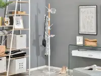 Designerski wieszak FLESZ BIAŁY - BUK stojący z lusterkiem - w aranżacji z regałem GEFION i konsolą OPAL
