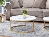 Okrągły stolik kawowy glam KODIA XL BIAŁY POŁYSK+ZŁOTY - w aranzacji z sofą TOSCA