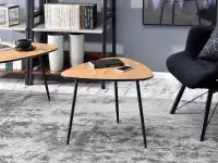 Desigmerski stolik ROSIN S DĄB na czarnych metalowych nogach - w aranżacji z regałami BERG i fotelem DALTON