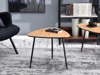 Desigmerski stolik ROSIN S DĄB na czarnych metalowych nogach - w aranżacji z regałami BERG i fotelem DALTON