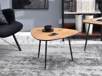 Stolik kawowy ROSIN XL DĄB na czarnych metalowych nogach - w aranżacji z regałami BERG i fotelem DALTON