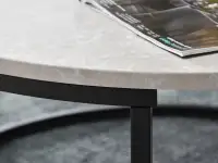Mały stolik KODIA S SZARY MARMUR na czarnej nodze ze stali - charakterystyczne detale