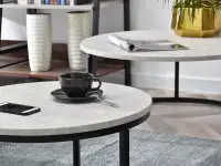 Duży stolik kawowy KODIA XL SZARY MARMUR na czarnej nodze w aranżacji