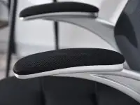 Fotel biurowy LUPO czarna tkanina mesh + srebrne tworzywo - miękkie podłokietniki